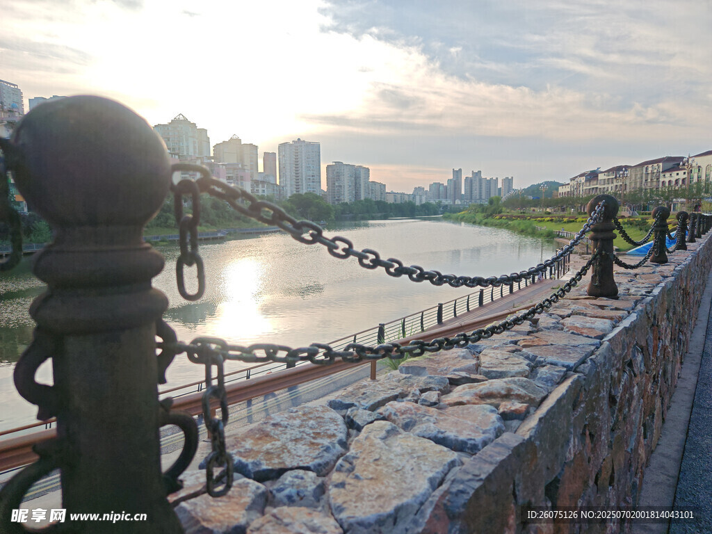 河畔铁艺围栏边的美丽景致