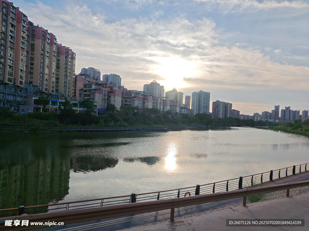 河畔城市风光