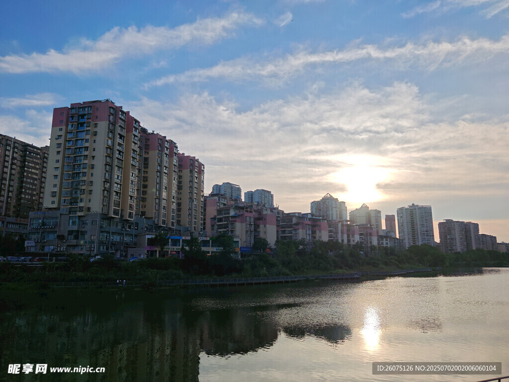 河畔城市日落美景