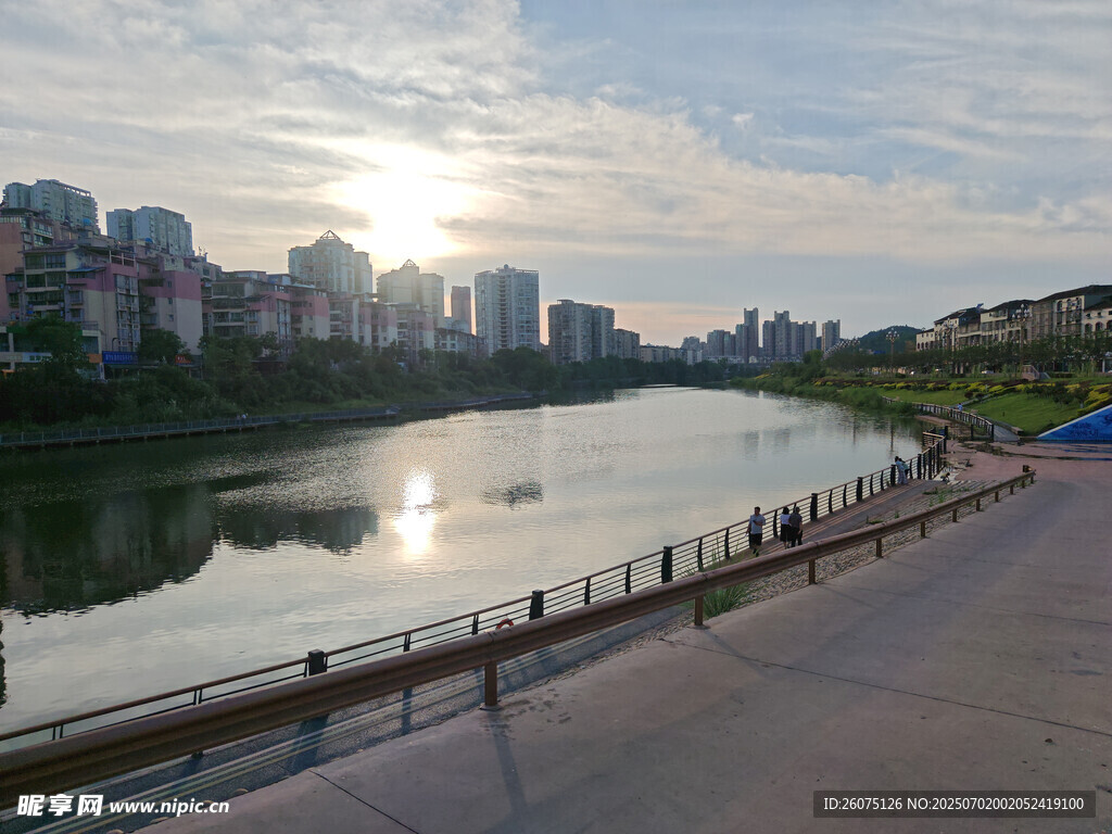 河畔城市风光