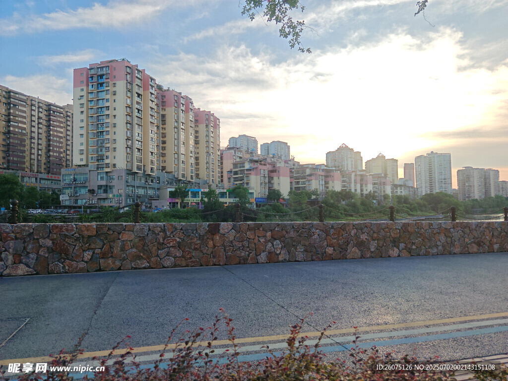 城市河畔日落美景