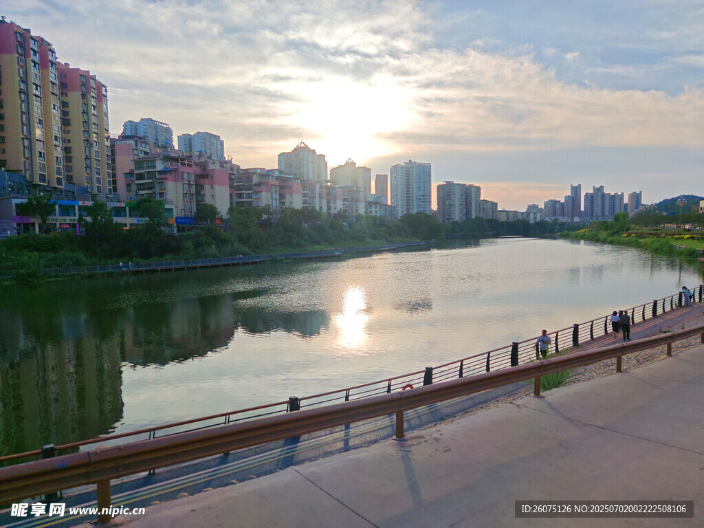 河畔城市风光