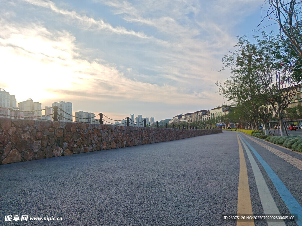 城市河畔的宁静道路风光