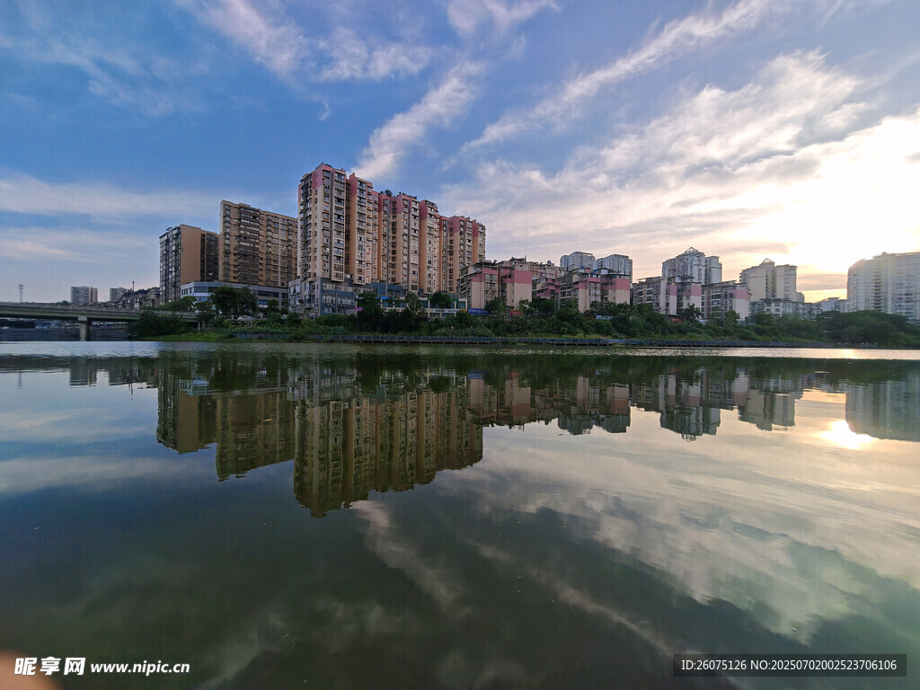 城市湖畔美景倒影如画