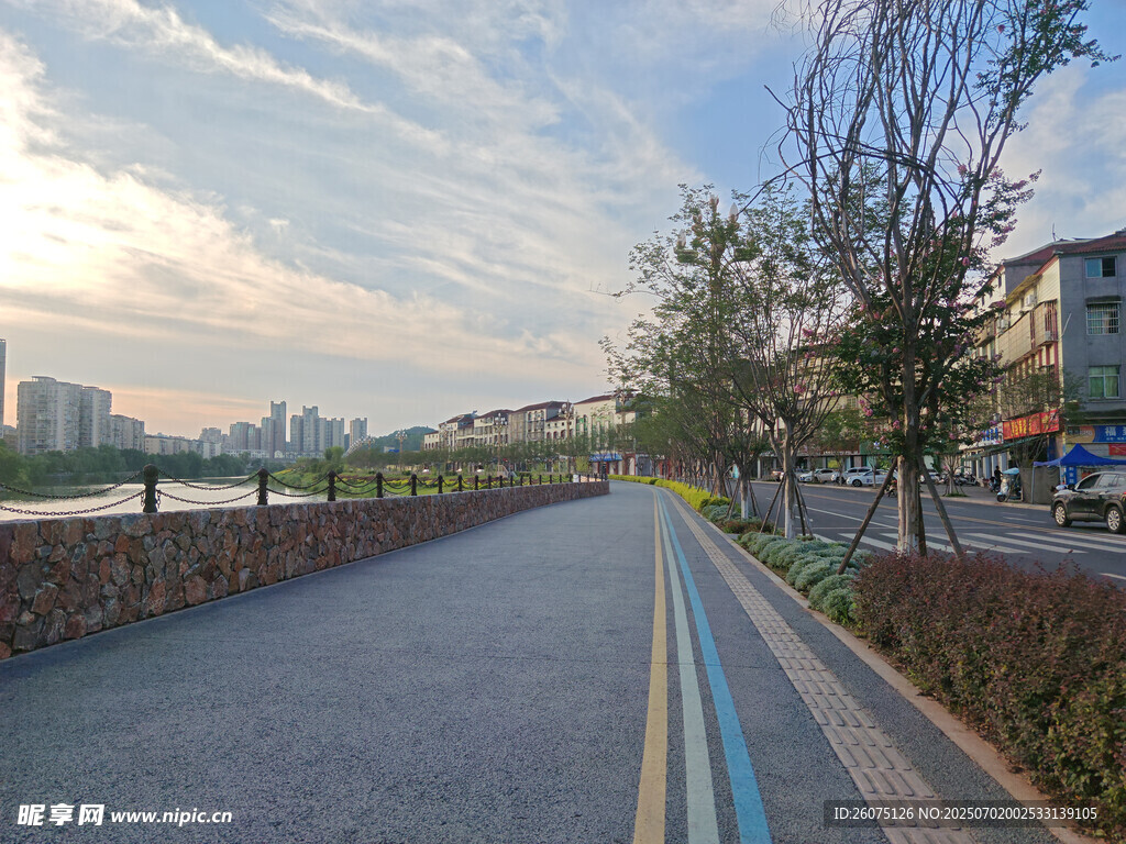 城市河畔的宁静道路