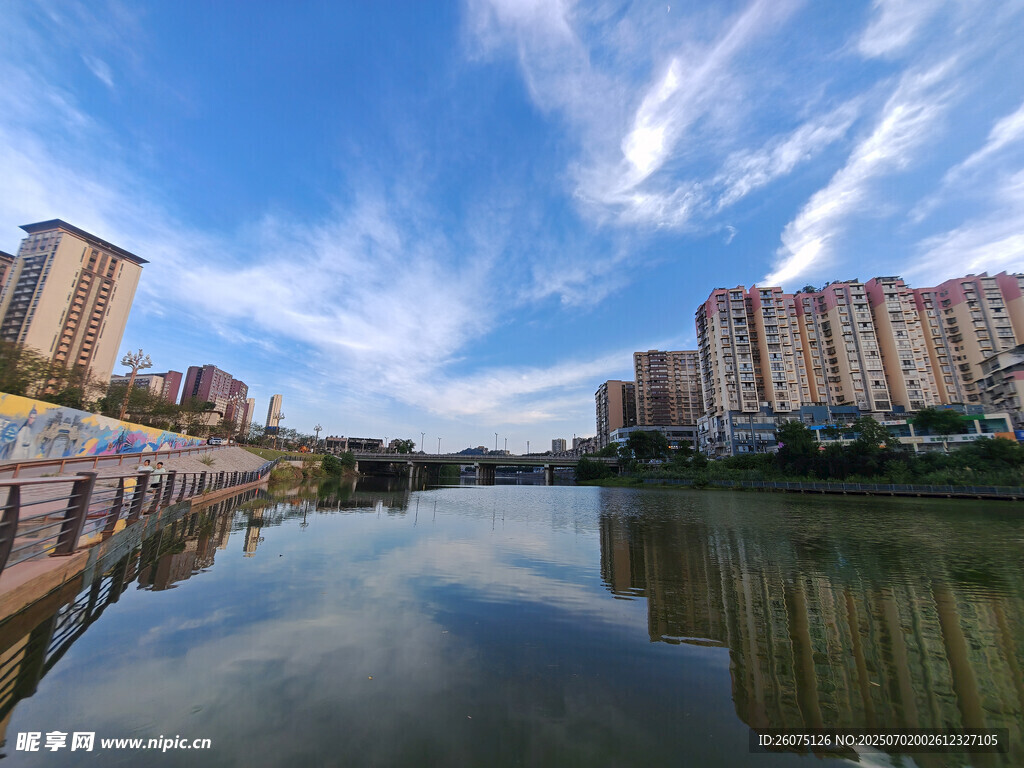 河畔城市风光
