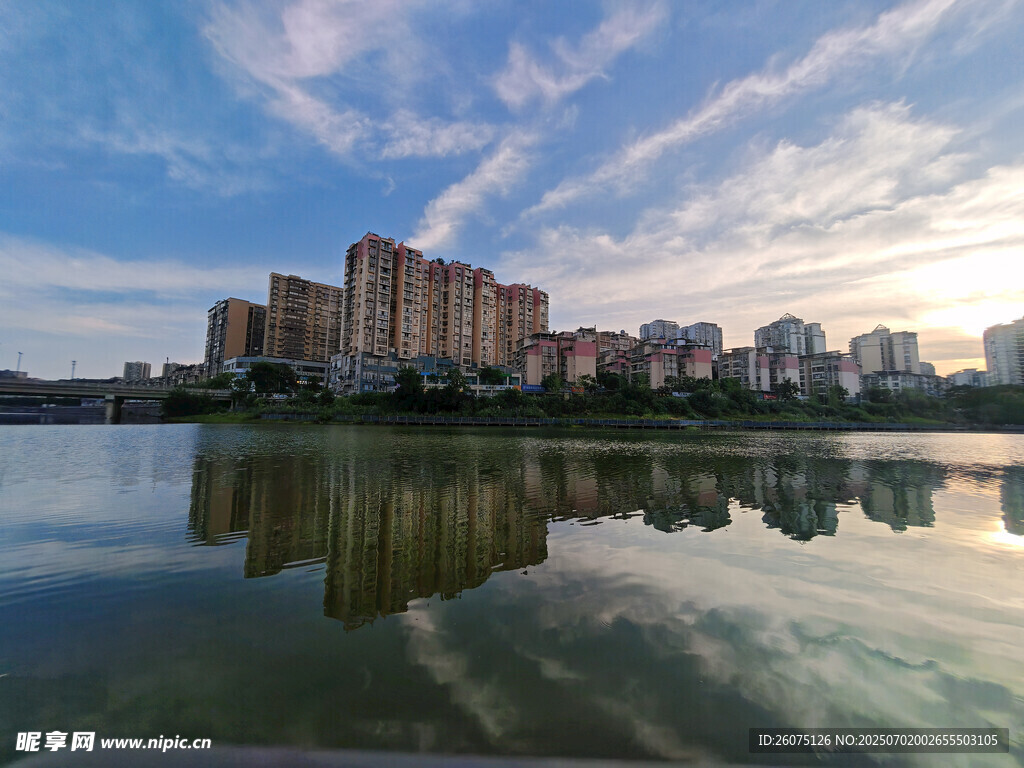 湖畔城市风光