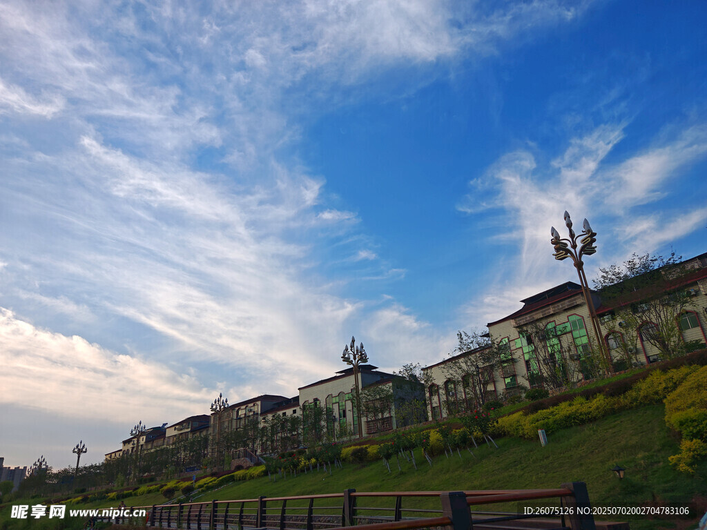 城市风光中的美丽建筑与天空
