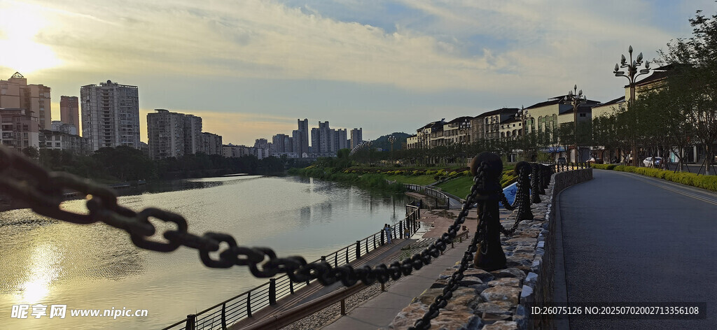 河畔黄昏美景