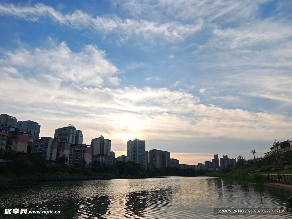 河畔城市黄昏美景