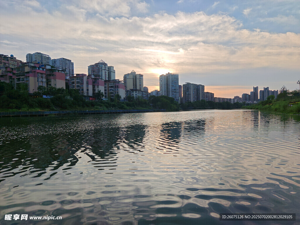 河畔城市黄昏美景