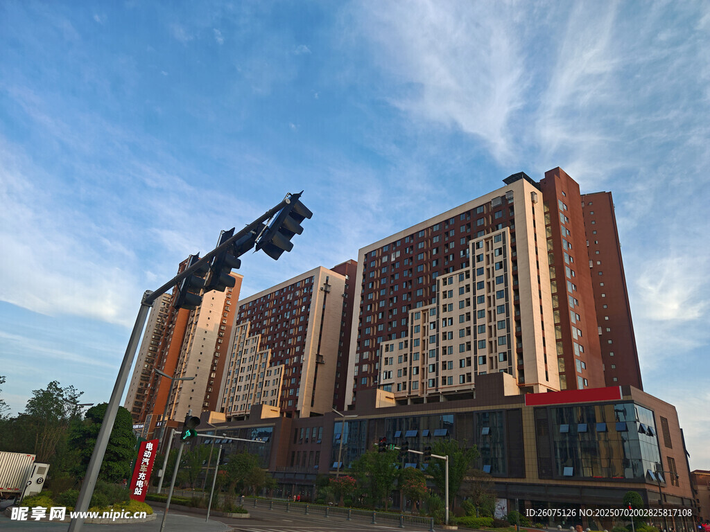 现代高楼与雕塑景观