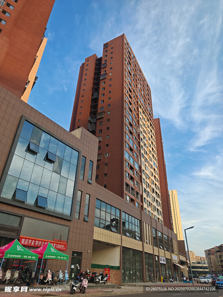 城市高楼与临街商铺景观