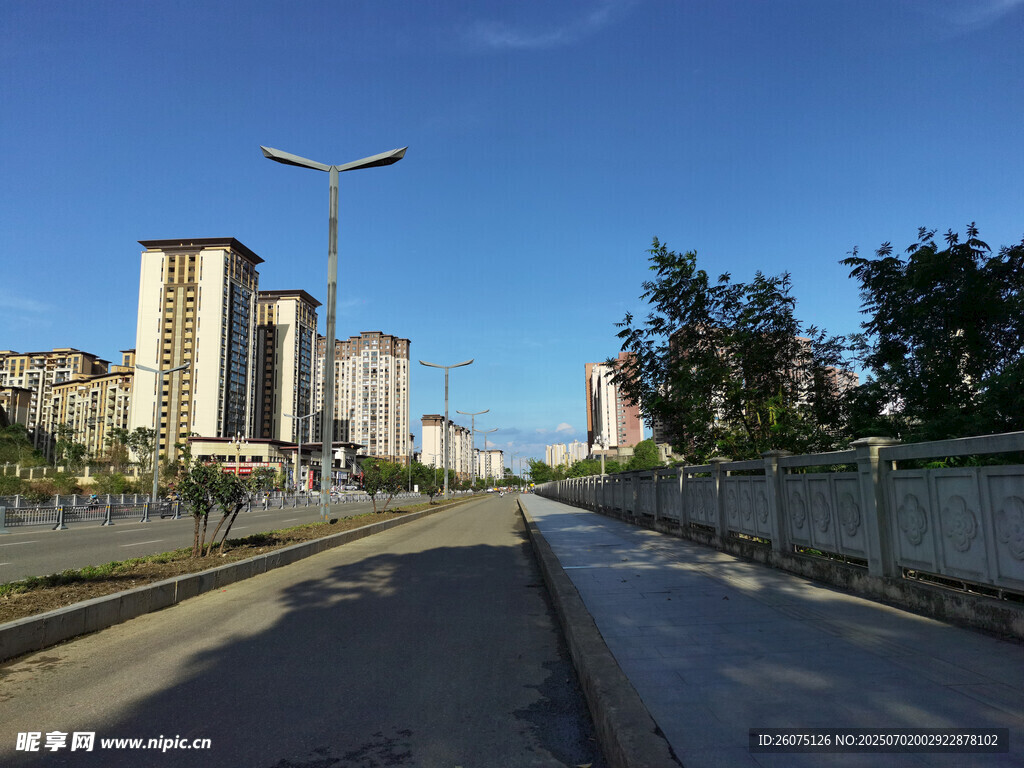 城市空旷道路与周边建筑