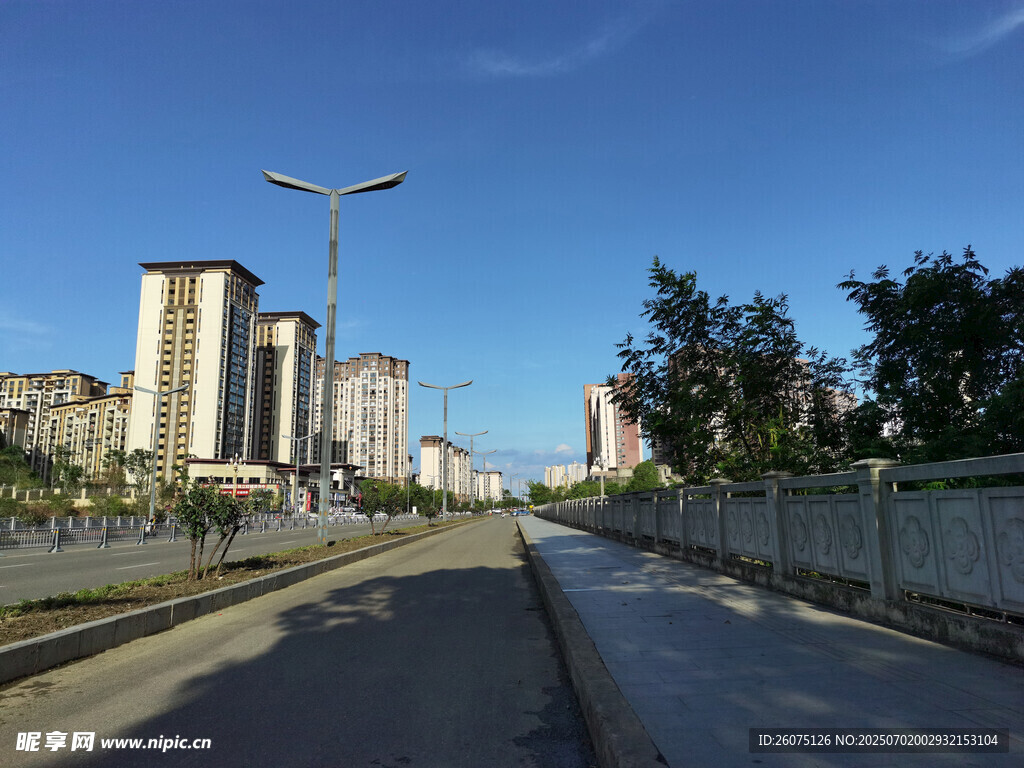 城市道路旁的高楼与蓝天