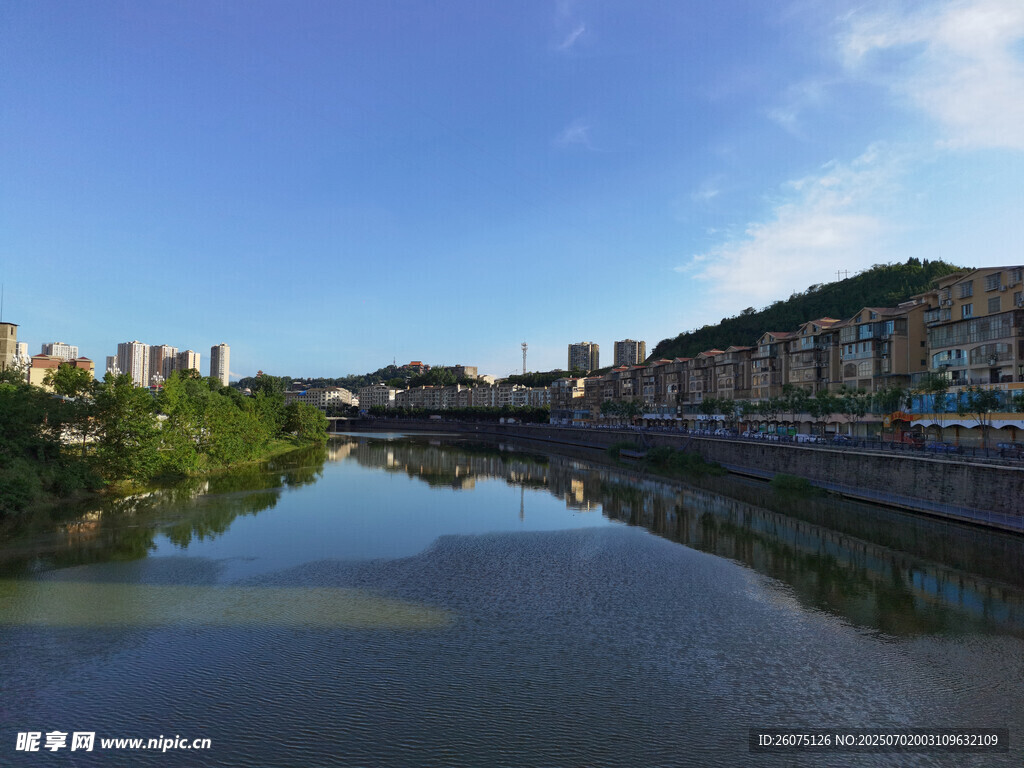 河畔城市风光美景