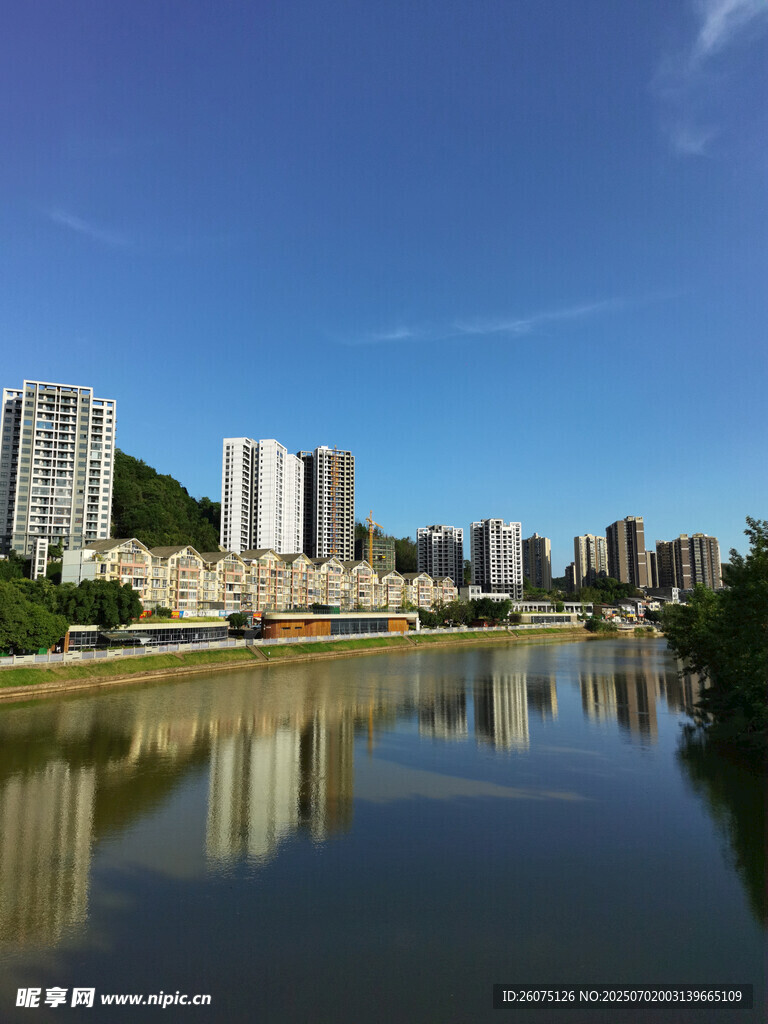 河畔城市风光