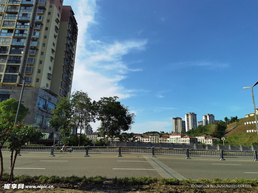 城市开阔广场与周边建筑
