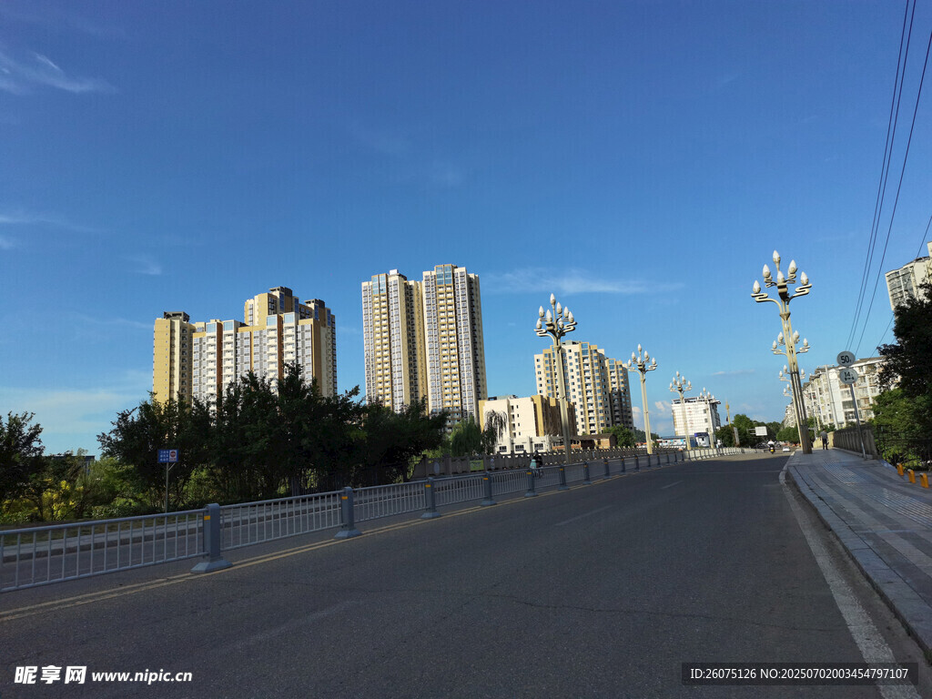 城市道路旁的高楼景观