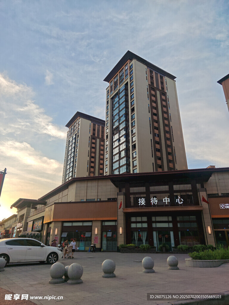 城市高楼与底层商铺景观