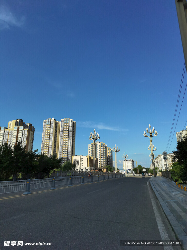 城市宽阔道路与高楼景观