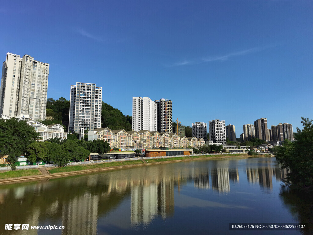 河畔城市风光