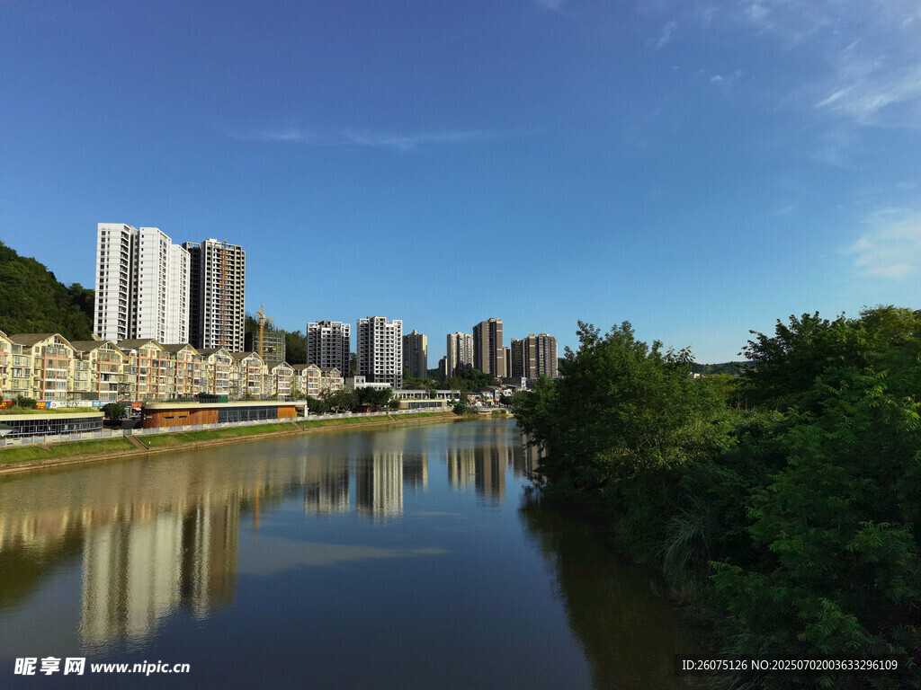 河畔城市风光