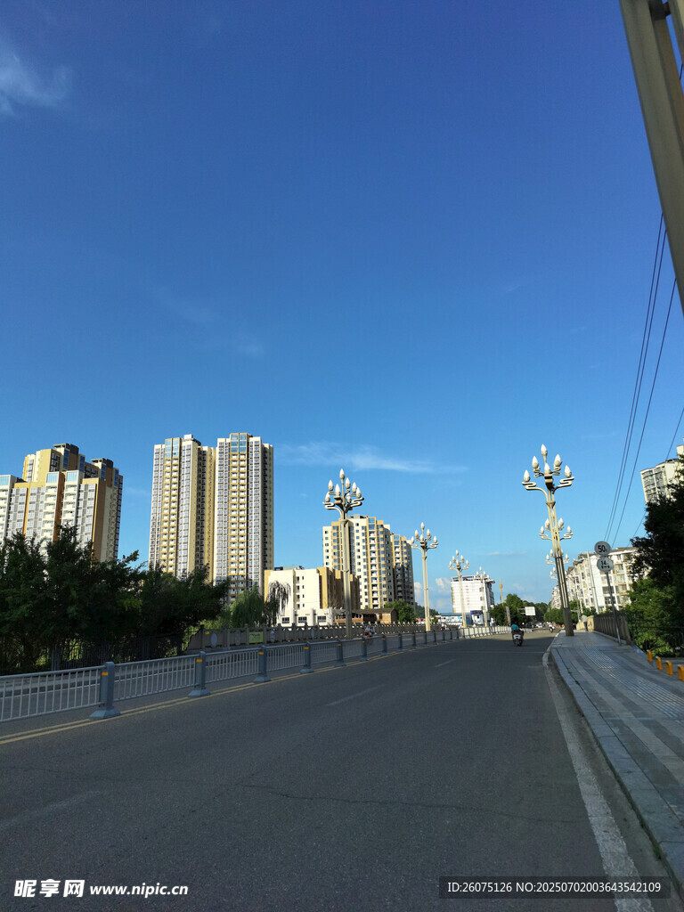 城市道路旁的高楼景观