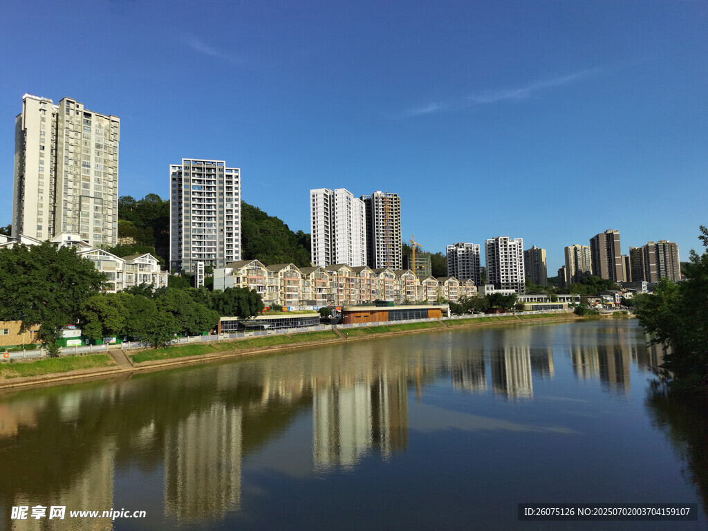 河畔高楼美景