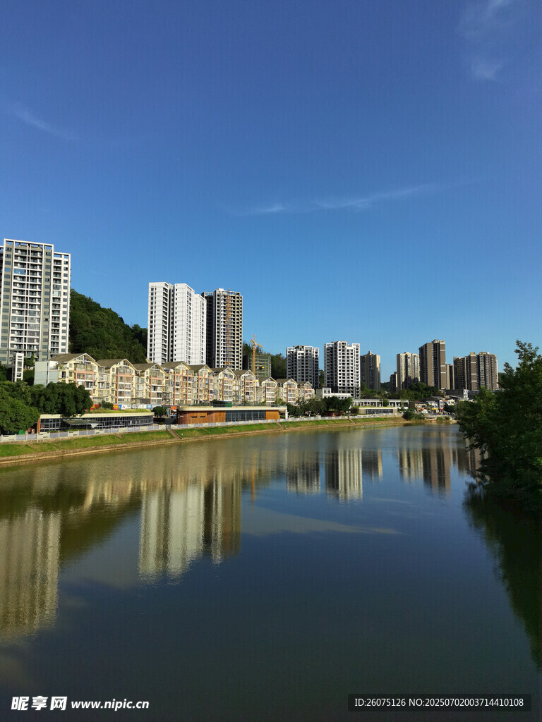 河畔高楼映蓝天美景