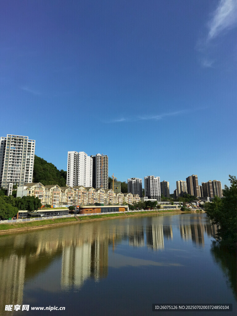 河畔高楼映蓝天美景