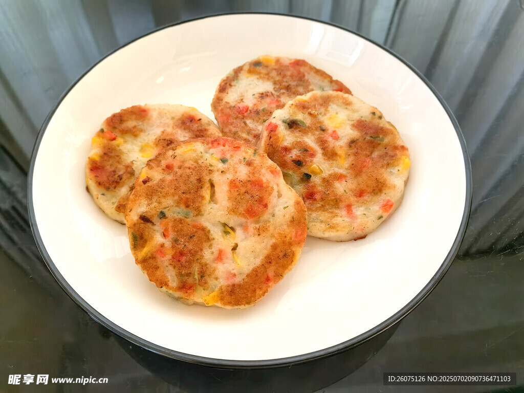 美味煎饼摆放在白盘上
