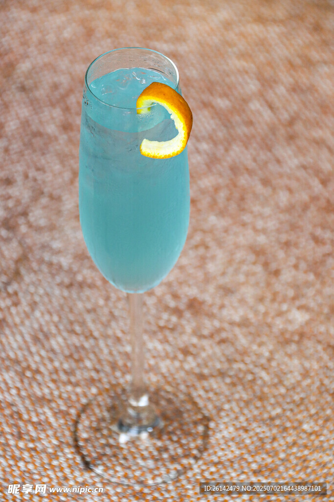 蓝色鸡尾酒配橙片装饰
