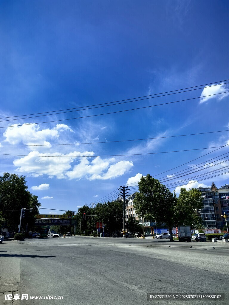 晴朗街道风景
