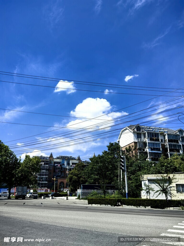 城市街道旁的建筑与蓝天