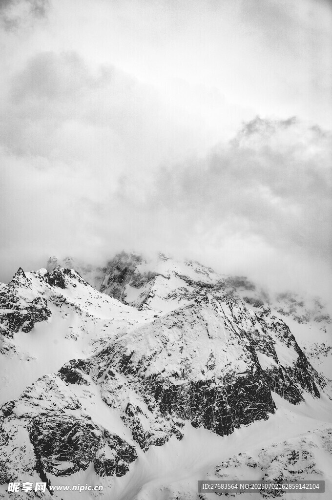 雪山云海壮丽景观