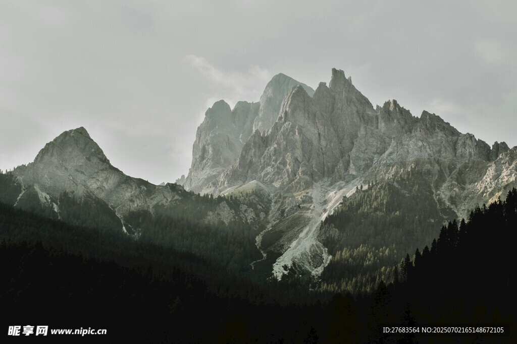 巍峨壮丽的高山景观