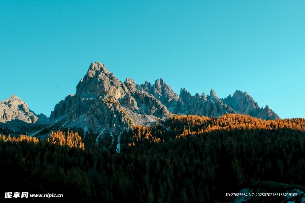 壮丽山景 阳光洒照山林