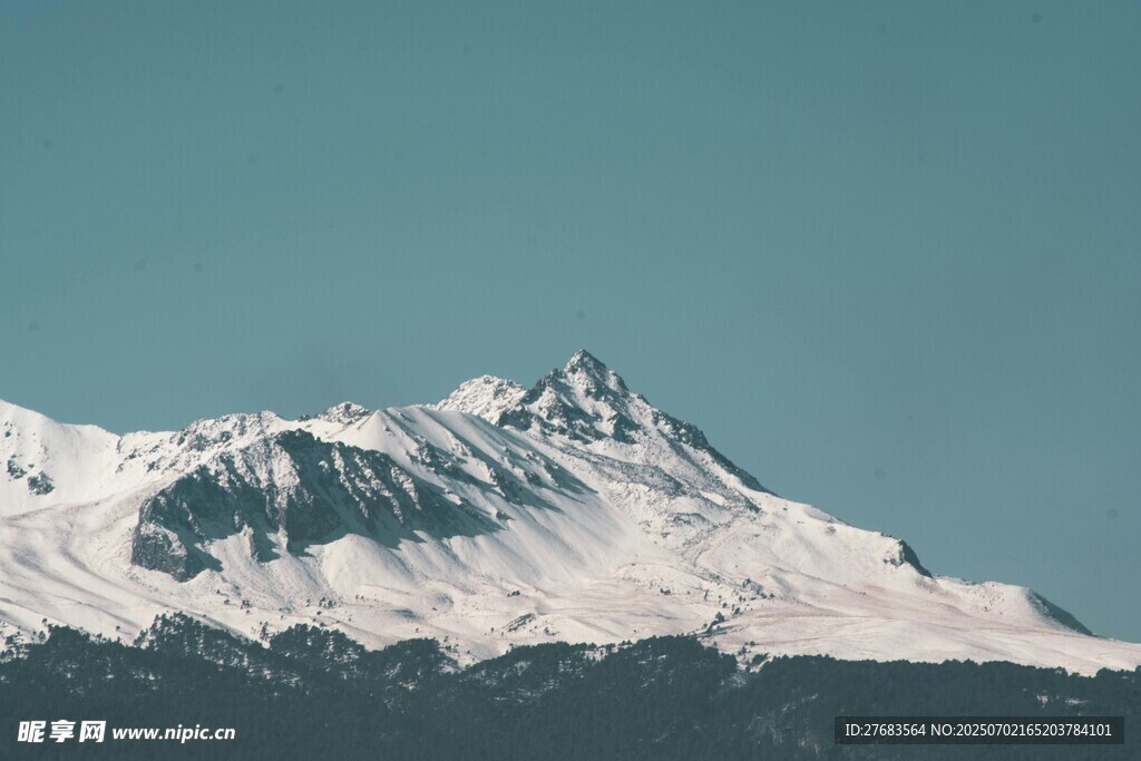 巍峨雪山