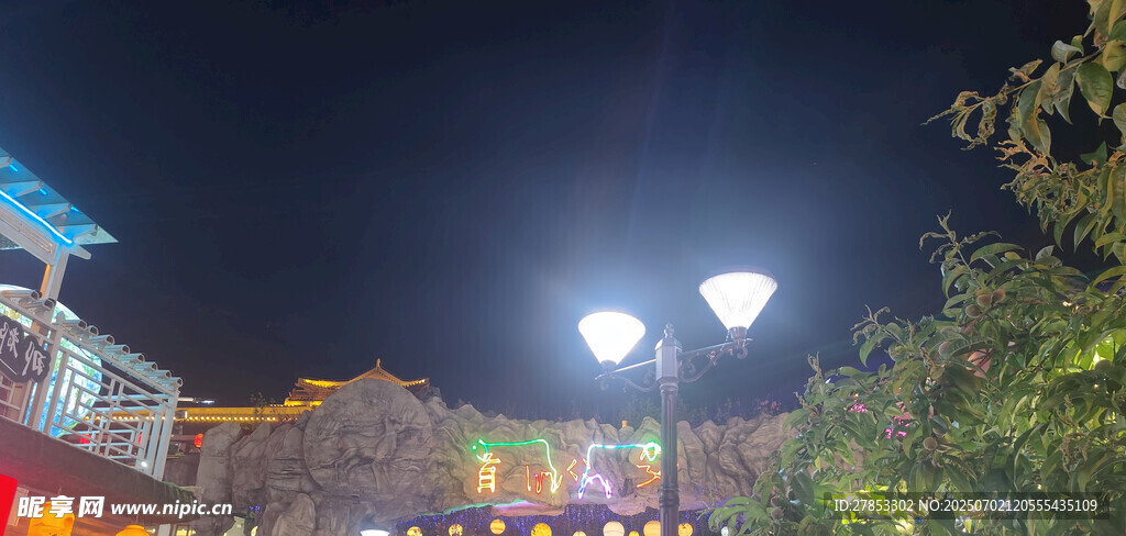 夜晚街头的璀璨灯光