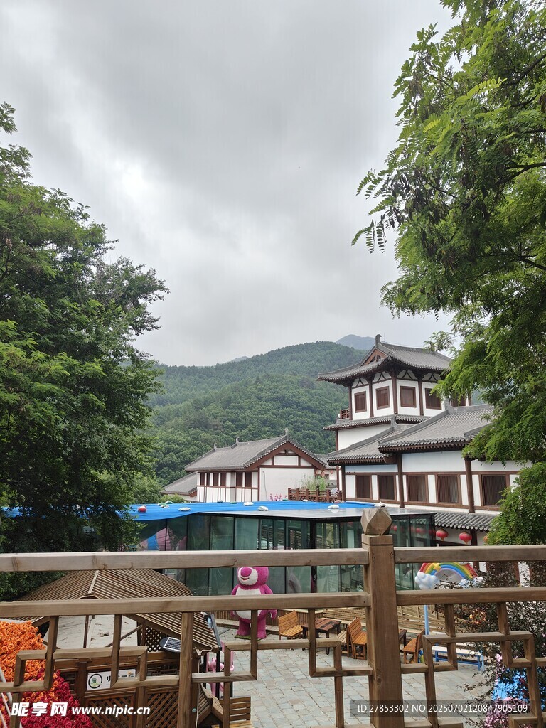 山林中的中式建筑景观