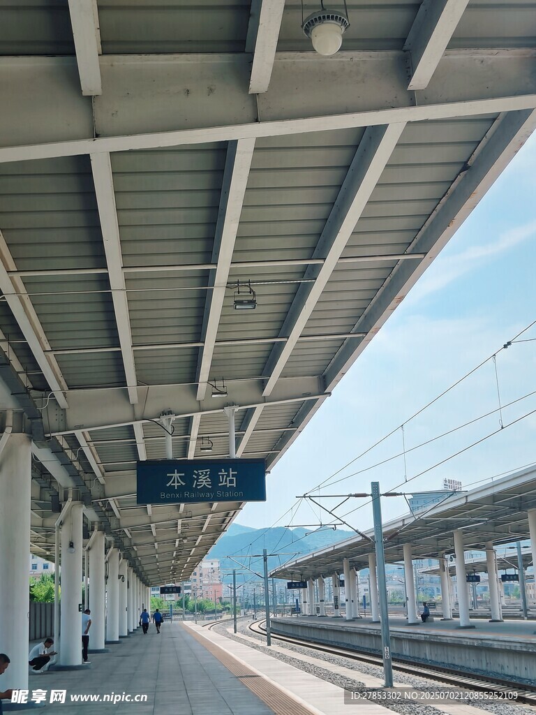 空旷的火车站台场景