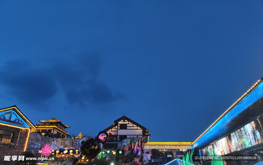 夜幕下的多彩商业街