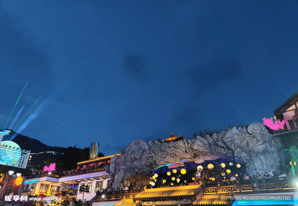 梦幻夜景下的璀璨游乐场景