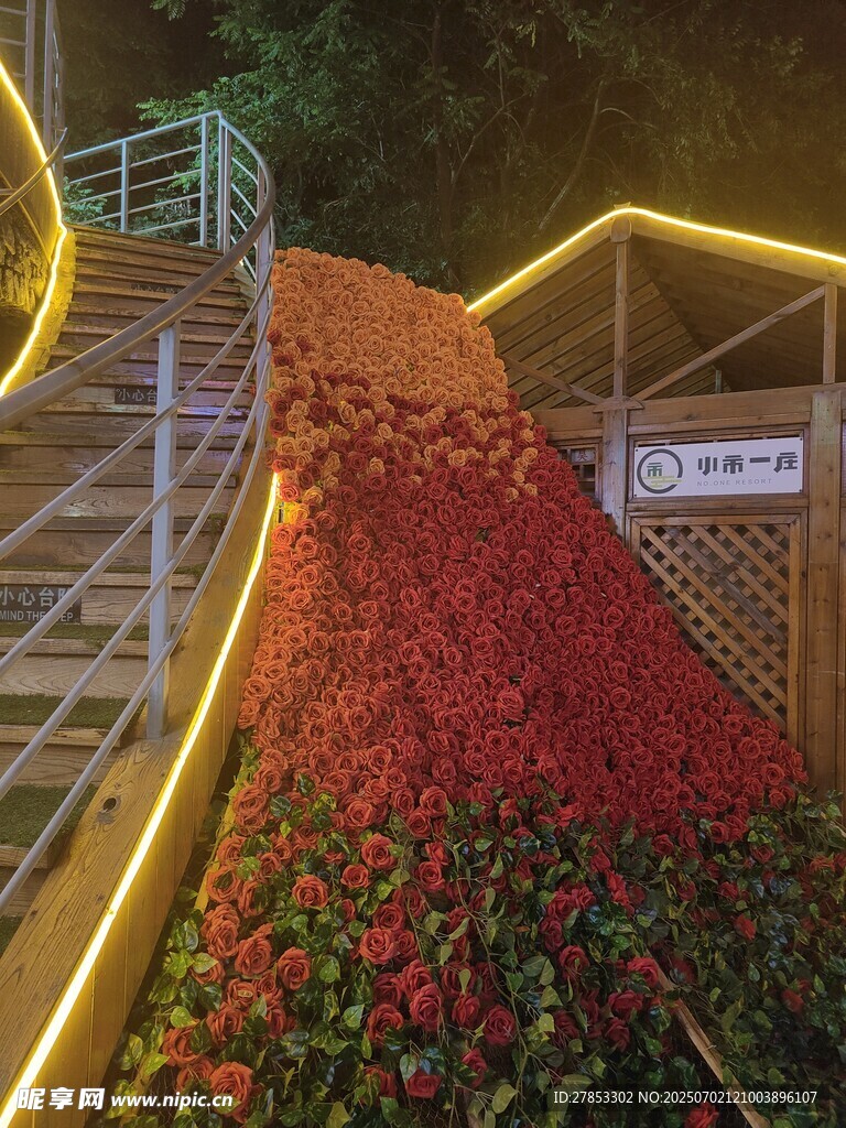 夜间浪漫玫瑰装饰过山车轨道