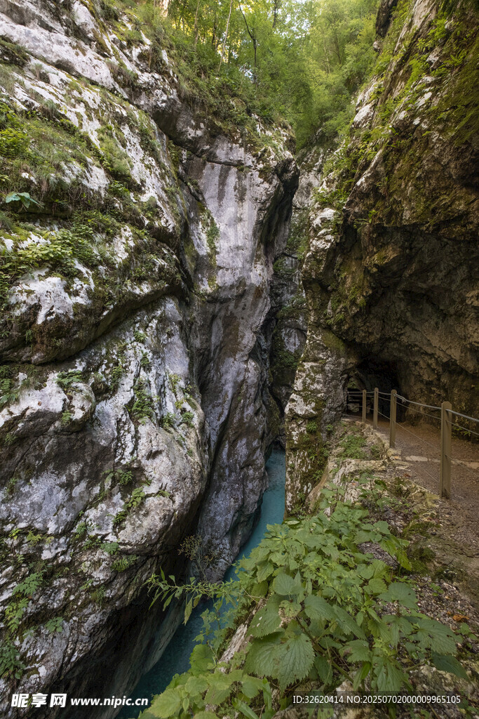 山间峡谷中的秀丽瀑布景观
