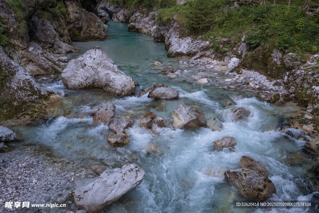 山间溪流潺潺 石间流水