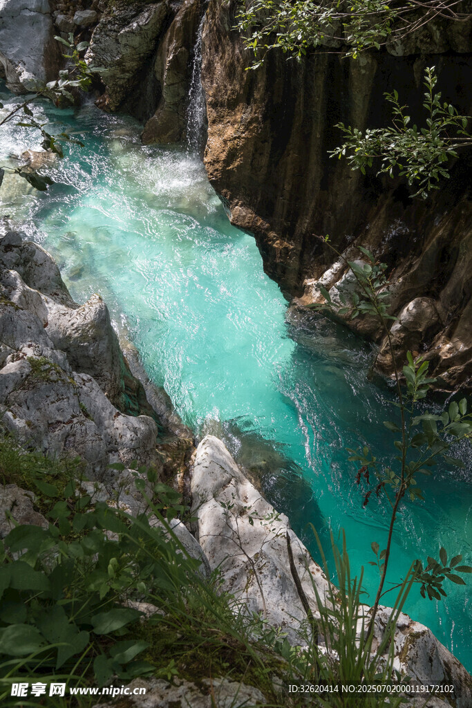山间碧绿水潭美景