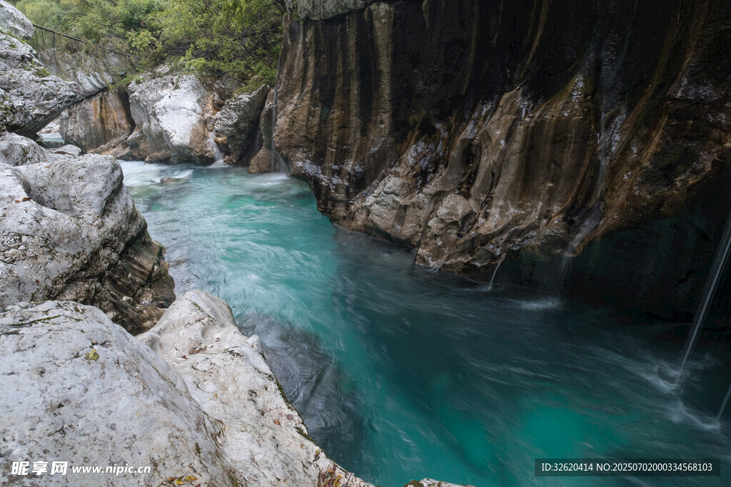 山间碧溪灵动自然之景
