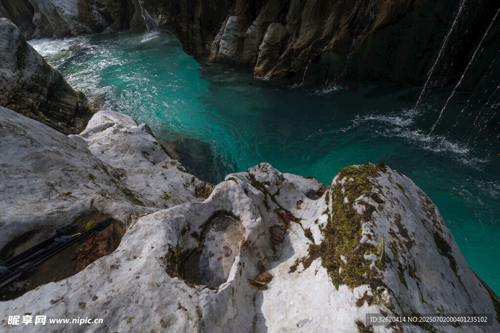 山间碧绿水潭与嶙峋岩石
